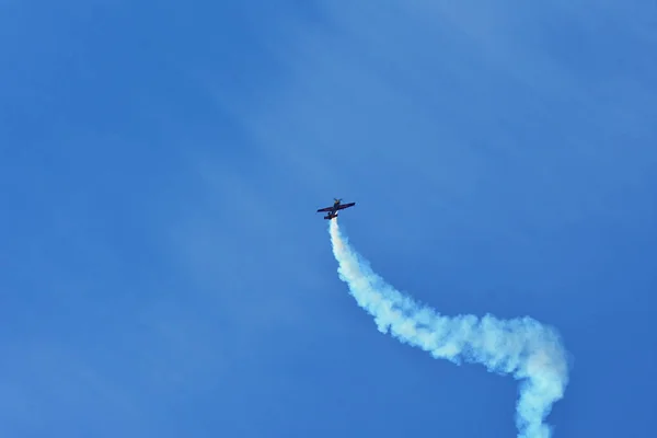 Memorial de Airshow. Het kunstvlieger team vliegen in Extra 330, especial kunstvlieger vliegtuig — Stockfoto