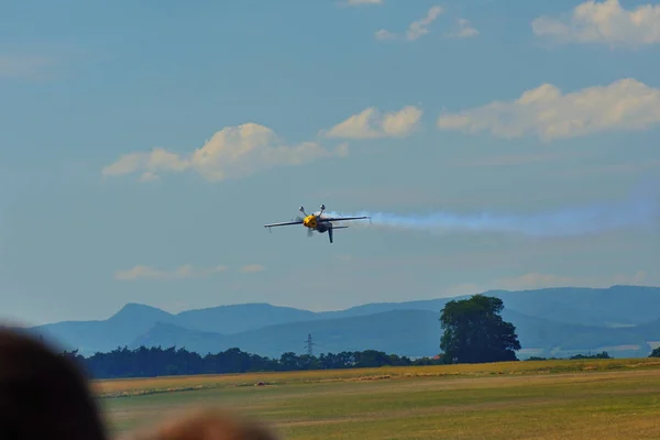 Memorial Airshow. Aerobatic laget flyger i Extra 330, especial aerobatic plan — Stockfoto