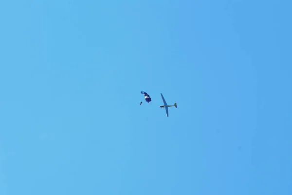 Memorial de Airshow. Laat L-13 Blanik zweefvliegtuig, zweefvliegtuig met parachutist of skydiver — Stockfoto