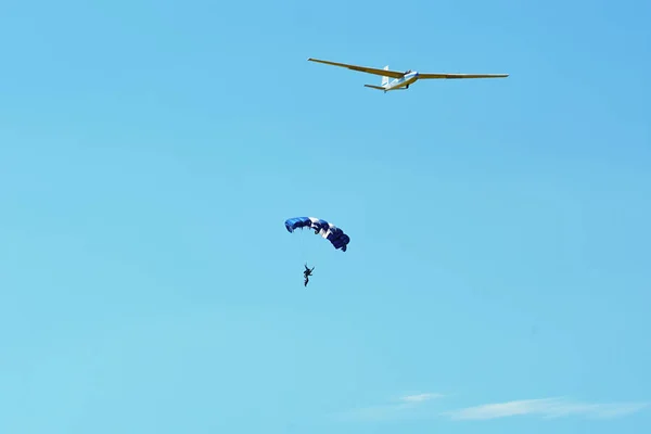 기념관 Airshow입니다. L-13 Blanik 글라이더, 낙하산 병 또는 skydiver 플레인 — 스톡 사진