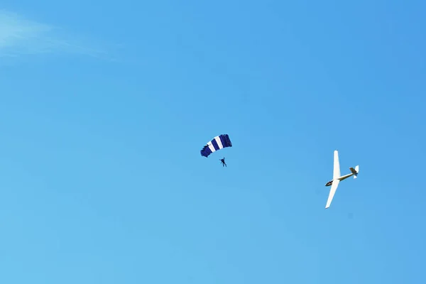 Memorial Airshow. Let L-13 Blanik glider, sailplane with parachutist or skydiver — Stock Photo, Image