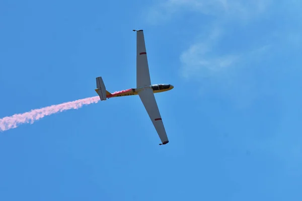 纪念航展。表现出他的性能、 烟雾效果的飞行滑翔机特技飞行队鲜奶滑翔机 — 图库照片