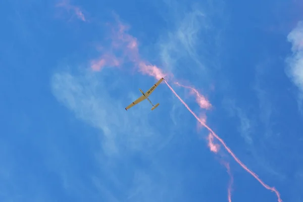 Memorial de Airshow. Vliegende zweefvliegtuig kunstvlieger team withlight hangglider tonen zijn prestaties, rook effect — Stockfoto