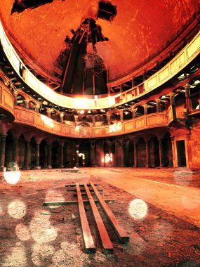 Film etkisi. Terk edilmiş kilisede. Kubbe altında terk edilmiş bir tapınağın penceresinden güneş ışığı