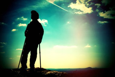 Film tahıl etkisi. Yetişkin fiyatı ile el Polonyalılar. Uzun yürüyüşe çıkan kimse Vadisi üzerinde kayalık görünümü noktaya biraz alır. Güneşli gün 