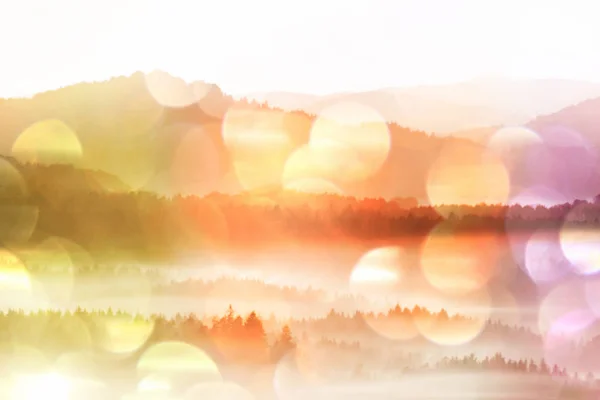 Film etkisi. Şaşırtıcı daybreak Saksonya İsviçre Park. Kumtaşı doruklarına sisli kökenli arttı — Stok fotoğraf