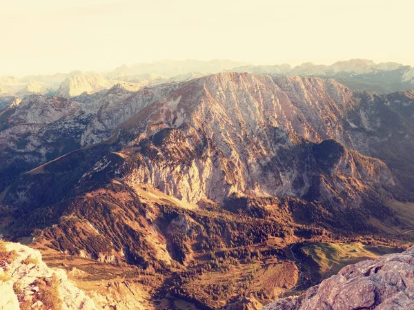 . Ranní slunce mezi ostrými skalami, Alpine útesu nad údolím. Za úsvitu slunce — Stock fotografie