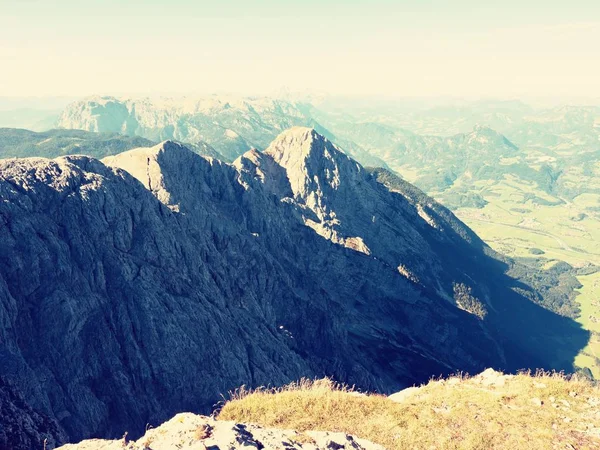  Keskin kayalara, Alp uçurum vadi yukarıda arasında sabah güneşi.