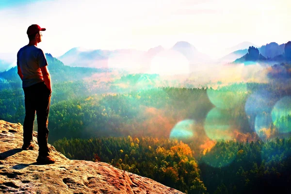 Film tahıl. Uzun yürüyüşe çıkan kimse kumtaşı kaya kaya empires Park tepe üzerinde duran ve üzerinde puslu ve sisli sabah izlerken