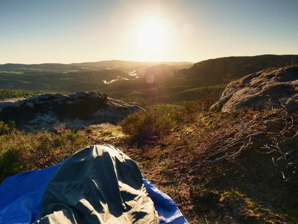 Dormir en la naturaleza en saco de dormir. Hermoso despertar en las rocas. Vista desde el pico rocoso — Foto de Stock