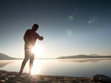 Spor spor saati kontrol zamanı dostum. Dağ gölü egzersiz, runner