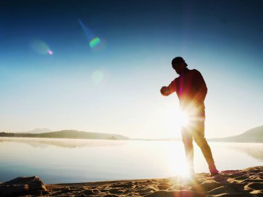 Spor spor saati kontrol zamanı dostum. Dağ gölü egzersiz, runner
