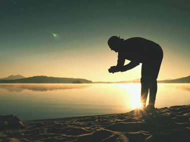 Spor spor saati kontrol zamanı dostum. Dağ gölü egzersiz, runner