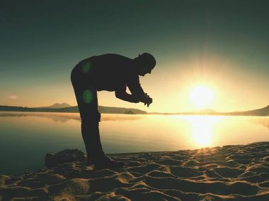 Spor spor saati kontrol zamanı dostum. Dağ gölü egzersiz, runner