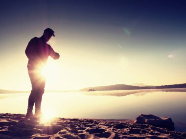 Koşu sonra germe. Orta yaş poz ve derin breatch germe adam spor. 