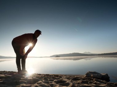 Koşu sonra germe. Orta yaş poz ve derin breatch germe adam spor. 