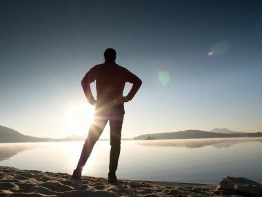 Koşu sonra germe. Orta yaş poz ve derin breatch germe adam spor. 