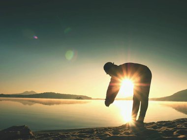 Koşu sonra germe. Orta yaş poz ve derin breatch germe adam spor. 