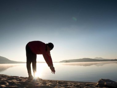 Koşu sonra germe. Orta yaş poz ve derin breatch germe adam spor. 