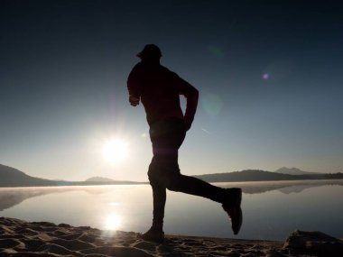  Çalışan adam. Hızlı bir şekilde sabah sahilde çalışan çocuk. Sporcu atlet, koşu adam