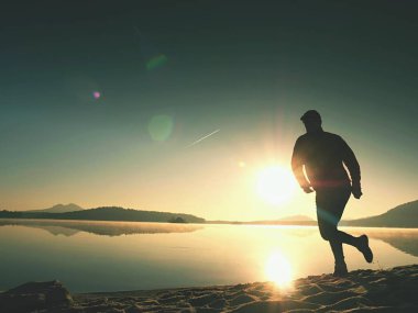  Çalışan adam. Hızlı bir şekilde sabah sahilde çalışan çocuk. Sporcu atlet, koşu adam