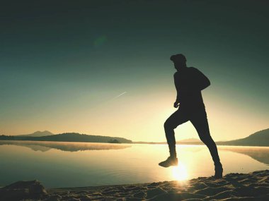  Çalışan adam. Hızlı bir şekilde sabah sahilde çalışan çocuk. Sporcu atlet, koşu adam