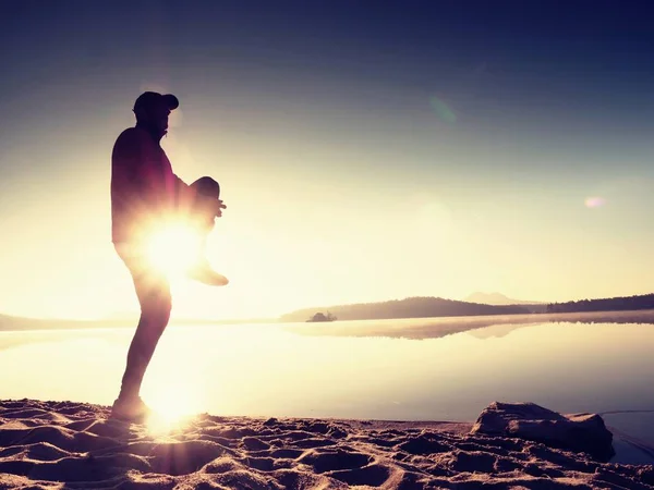 Estiramiento después de correr. Edad media hombre deportivo hacer estiramiento pose y profundo breatch . —  Fotos de Stock