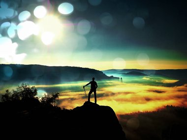 Film etkisi. El ile uzun boylu backpacker Polonyalılar. Rocky Dağları'nda güneşli puslu daybreak. Uzun yürüyüşe çıkan kimse kaya kürsüye sırt çantası ile