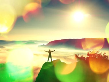 Film etkisi. El ile uzun boylu backpacker Polonyalılar. Rocky Dağları'nda güneşli puslu daybreak. Uzun yürüyüşe çıkan kimse kaya kürsüye sırt çantası ile