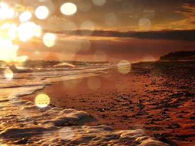 Film etkisi. Kayalar Adası sahilinde pürüzsüz denizden arka çıktım. Taşlı Sahili dalgalar okyanus, açık havada yüksek nem bulanık güneş ile meydan okuyor