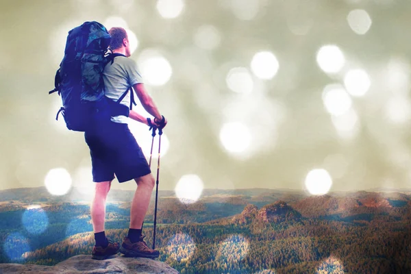 Film effect. Hiker with big backpack stand on rocky view point above misty valley. — Stock Photo, Image