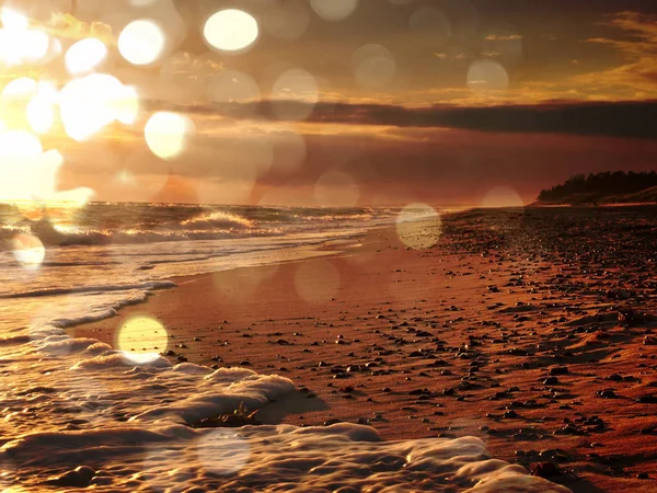 Film etkisi. Kayalar Adası sahilinde pürüzsüz denizden arka çıktım. Taşlı Sahili dalgalar okyanus, açık havada yüksek nem bulanık güneş ile meydan okuyor