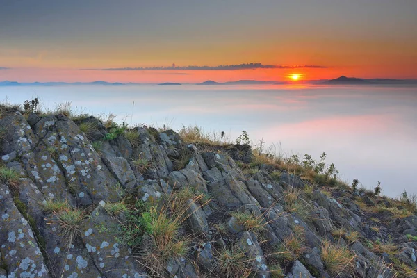 언덕에 바위 현무암 피크입니다. 현무암 대형의 예리한 피크입니다. 차가운 화산의 긴 현무암 기둥. — 스톡 사진