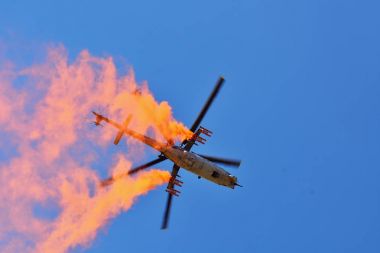 Memorial Airshow. Hava Kuvvetleri Mi-24v saldırı helikopteri uçan bir gösteride Uluslararası Fuarı