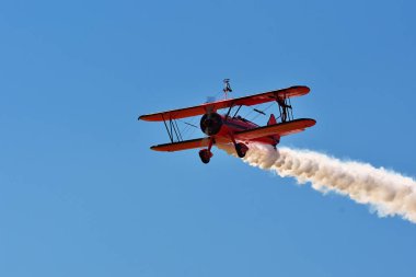 Memorial Airshow. Sergide duman takip ederken kamera doğru uçan kırmızı Stearman çift kanatlı