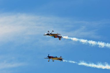 Memorial Airshow. Bulls akrobasi ekibi Extremeair Xa42 uçağı ile uçan 