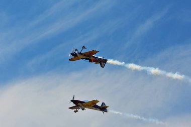 Memorial Airshow. Bulls akrobasi ekibi Extremeair Xa42 uçağı ile uçan 