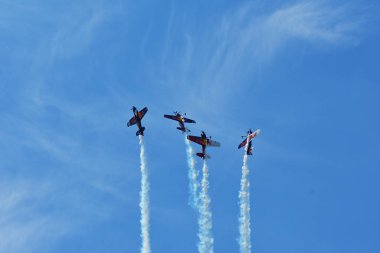Memorial Airshow. Bulls akrobasi ekibi Extremeair Xa42 uçağı ile uçan 