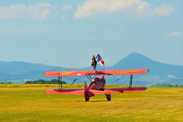 Memorial Airshow. Red Stearman  biplane flying towards camera while trailing smoke in exhibition — Stock Photo, Image