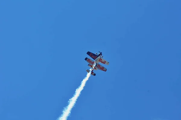 Memorial de Airshow. Vliegende stieren aerobatics team met Extremeair Xa42 vliegtuigen — Stockfoto