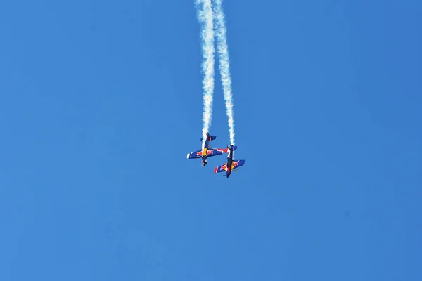 Memorial Airshow. Flying Bulls műrepülő csapat Extremeair Xa42 sík — Stock Fotó