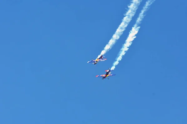 Memorial Airshow. Flying Bulls műrepülő csapat Extremeair Xa42 sík — Stock Fotó