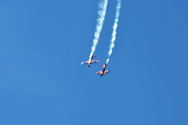 Memorial Airshow. Flying Bulls műrepülő csapat Extremeair Xa42 sík — Stock Fotó