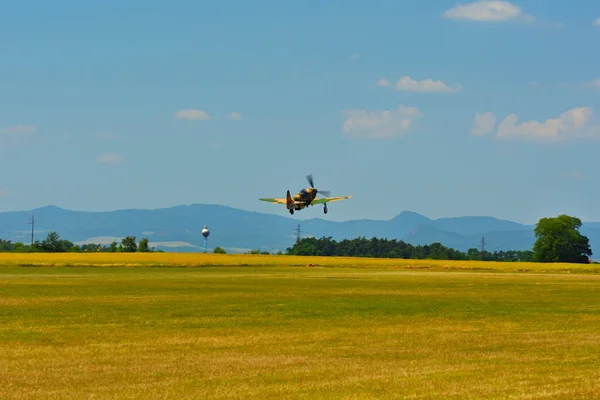 Memorial Airshow. Flygplan Jak-9 inom luftfarten rättvis och talet luft bekämpar. — Stockfoto
