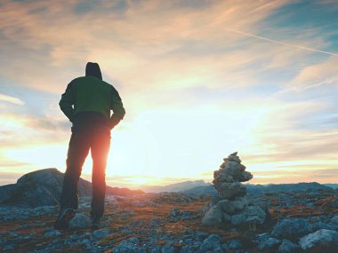Turist çakıl piramit keskin Alps görünümü noktasında, yeşil ceketli. Ulusal Alps park