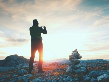 Turist çakıl piramit keskin Alps görünümü noktasında, yeşil ceketli. Ulusal Alps park