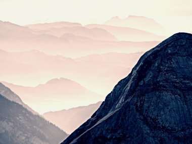 Keskin dağlar, yan yana sabah yüksek nem arttı kıvrımlarına