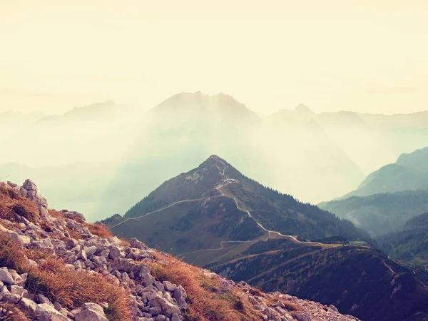. Утреннее солнце между острыми камнями, альпийская скала над долиной. Рассвет — стоковое фото