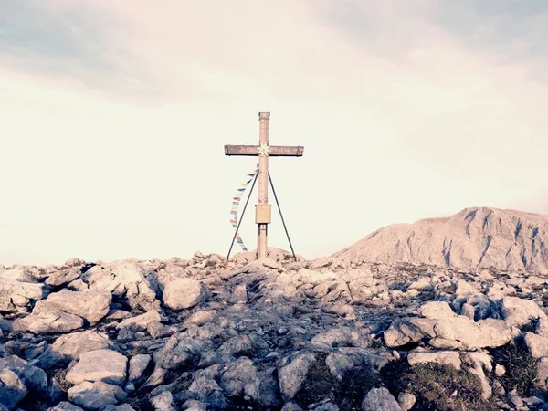 Traditional cross at mountain top in Alp. Cross monument to the dead climbers — Stock Photo, Image
