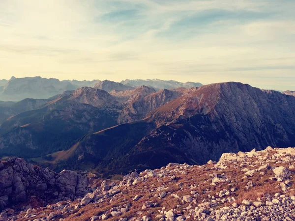 . Morning sun between sharp rocks,  Alpine  cliff above valley. Daybreak Sun — Stock Photo, Image